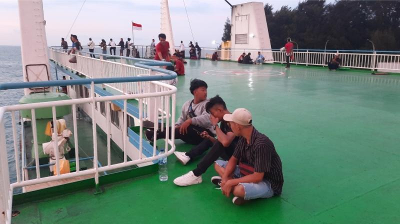 Penumpang menempati tempat di KMP HM Baruna I untuk bersantai selama perjalanan dari Merak-Bakauheni, Sabtu (15/10/2022).