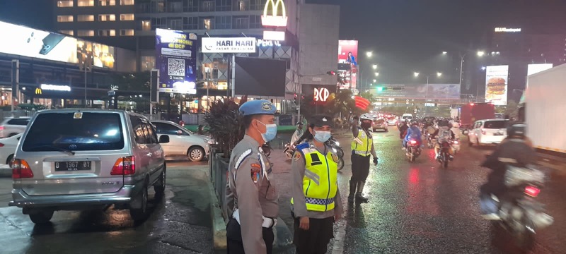 Personel ikut turun mengatur arus lalu lintas di Kota Bekasi setiap Jumat dan Sabtu malam. Foto: istimewa.
