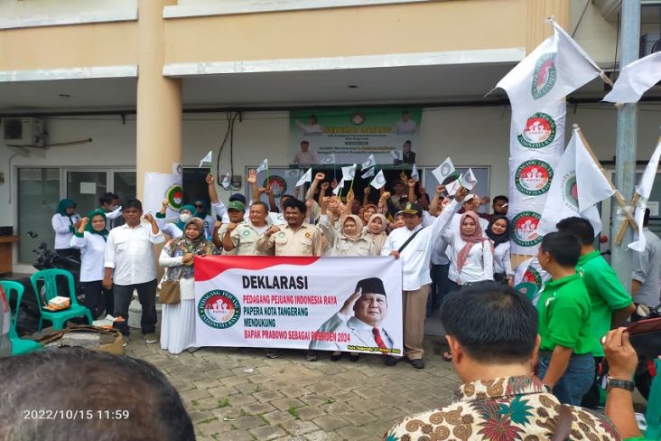 Komunitas pedagang yang tergabung dalam Pedagang Pejuang Indonesia Raya (PAPERA) Kota Tangerang mendeklarasikan dukungan untuk Prabowo Subianto maju ke Pilpres 2024. 