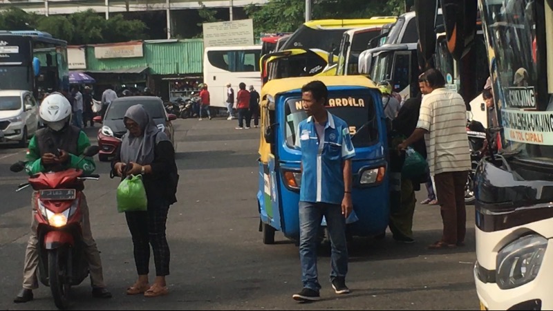 Calon penumpang yang bus datang ke Terminal Bekasi menggunakan angkutan umum konvensional dan online, Senin (17/10/2022). Foto: BeritaTrans.com.