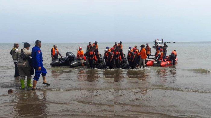 Tim gabungan Basarnas Jateng, TNI/Polri, BPBD Batang dan relawan saat mengevakuasi korban kecelakaan kapal di Pantai Karangmaeso, Senin (17/10/2022)