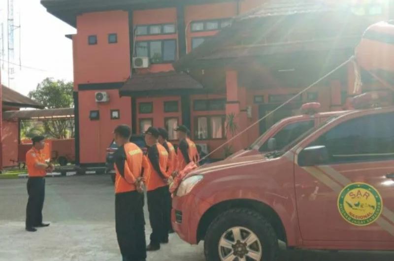 Personel Basarnas Kendari hendak menuju Teluk Kendari, Kota Kendari, Sulawesi Tenggara untuk memberikan bantuan SAR terhadap dua pemukat ikat yang dilaporkan hilang di teluk tersebut, Senin (17/10/2022) (ANTARA/HO-Humas Basarnas Kendari)
