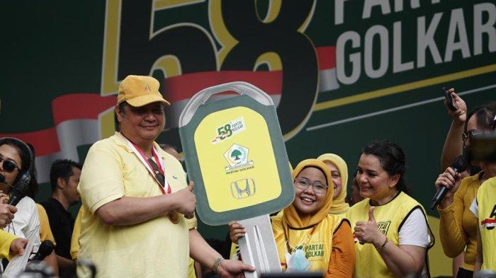 Penyerahan secara simbolis kunci mobil dari Ketua Umum DPP Partai Golkar Airlangga Hartarto kepada Koordinator RW 06 Partai Golkar Kelurahan Karang Anyar, Kecamatan Sawah Besar, Jakarta Pusat, Ibu Reni di Kawasan GBK Senayan.