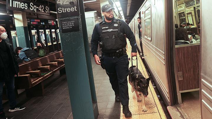 Seorang petugas polisi memeriksa kereta bawah tanah Manhattan setelah terjadi aksi penembakan di stasiun kereta bawah tanah di wilayah Brooklyn di New York City, New York, AS, 12 April 2022..
