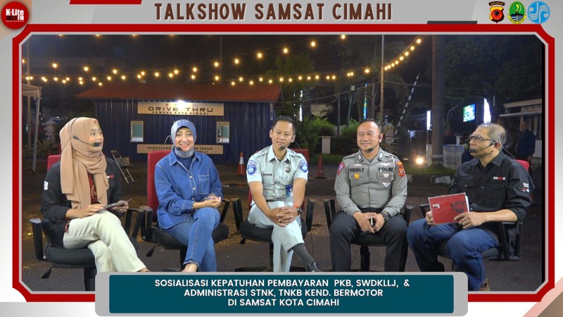 Jasa Raharja Cabang Utama Jawa Barat bersama Tim Samsat Cimahi melaksanakan kegiatan sosialisasi bersama melalui acara Talk Show di Radio K-lite FM Bandung, di Samsat Cimahi. Foto: istimewa.