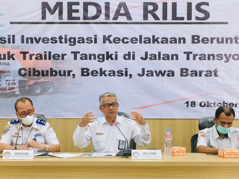 Investigator KNKT Ahmad Wildan (tengah), Kelala Kesekretariatan KNKT, dan Investigator Angkutan Jalan