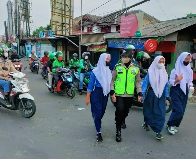 Kapolres Metro Bekasi Kota mengenalkan program Polwan ikut Pengaturan Lalu Lintas dan Polwan Srikandi Presisi guna menjawab Polri selalu hadir dimasyarakat khususnya Kota Bekasi. Foto: istimewa.