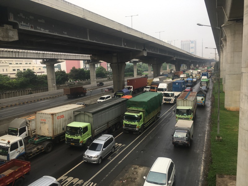 Tol Bekasi Timur arah Jakarta macet panjang, Rabu (19/10/2022). Foto: BeritaTrans.com.