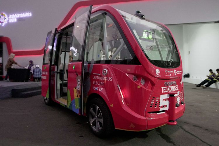 Bentuk fisik kendaraan otonomos Navya di booth Telkomsel saat acara Asian Games di GBK Senayan, Jakarta, Kamis (23/08/2018). Mobil ini merupakan mobil tanpa awak pengemudi yang dihadirkan operator seluler Telkomsel selama acara Asian Games berlangsung.(KOMPAS.com/ANDREAS