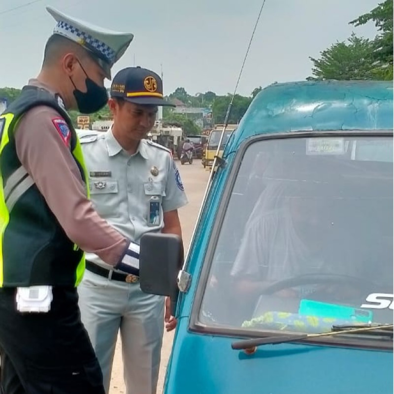 Tim Pembina Samsat Depok melakukan kegiatan razia gabungan. Razia gabungan ini menyasar pengguna kendaraan bermotor yang melintas di Jalan Grand Depok City, Depok. Foto: istimewa.