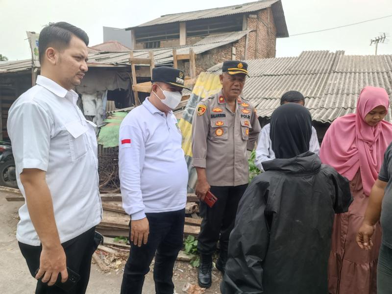 Bakti Sosial yang diinisiasi Kapolsek Bekasi Kota Kompol H. Salahuddin, sebagai bentuk Polri Peduli kepada warganya yang mengalami kesulitan terutama mendapatkan hidup laik. Foto: istimewa.