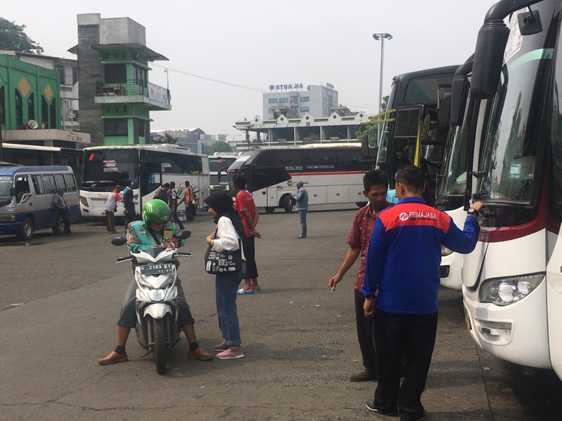 Penumpang bus antarkota yang datang ke Terminal Bekasi menggunakan ojek online, Kamis (20/10/2022). Foto: BeritaTrans.com.