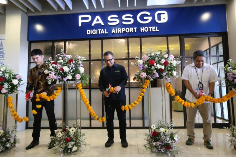 Prosesi peresmian hotel kapsul PassGO-Digital Airport Hotel oleh Direktur PassGO-Digital Airport Hotel Richard Josano (kiri), Direktur Utama PT Angkasa Pura I Faik Fahmi (tengah), dan Direktur Operasi PT Angkasa Pura Hotel Imron Qodari (kanan);/foto:istimewa