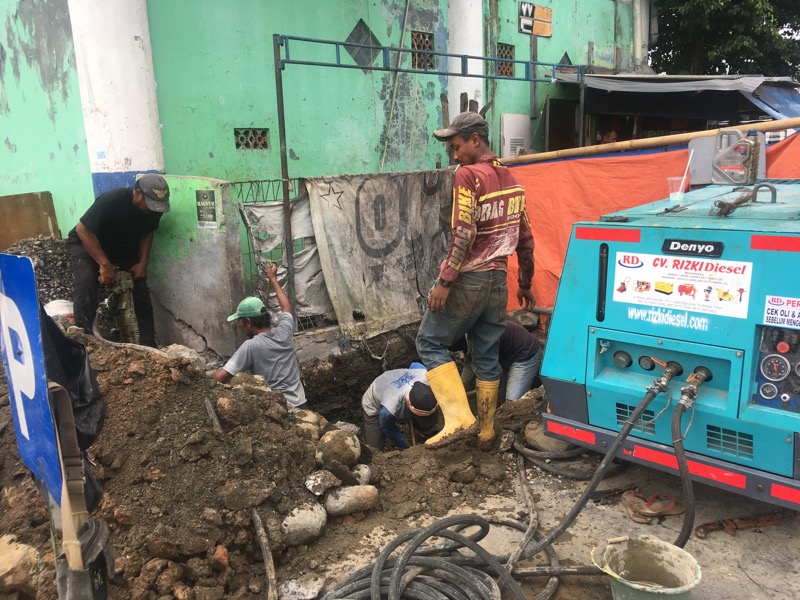 Pekerja tengah menggali untuk bak pembuangan dari toilet umum. Foto: BeritaTrans.com.