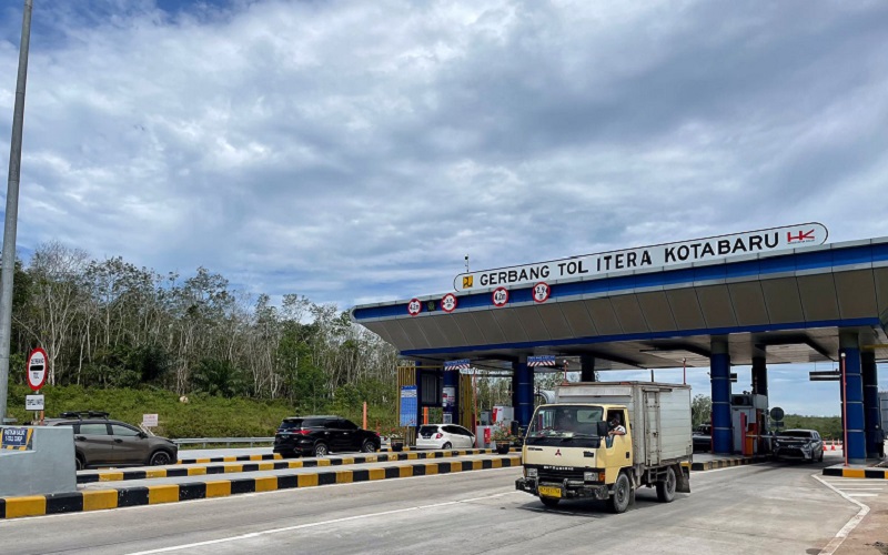 Situasi arus lalu lintas di gerbang tol Itera Kotabaru di jalan tol Trans Sumatra. (Foto:Hutama Karya) 