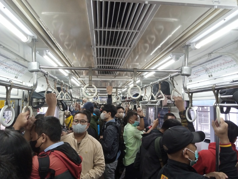 Suasana di KRL tujuan akhir Jakarta Kota 