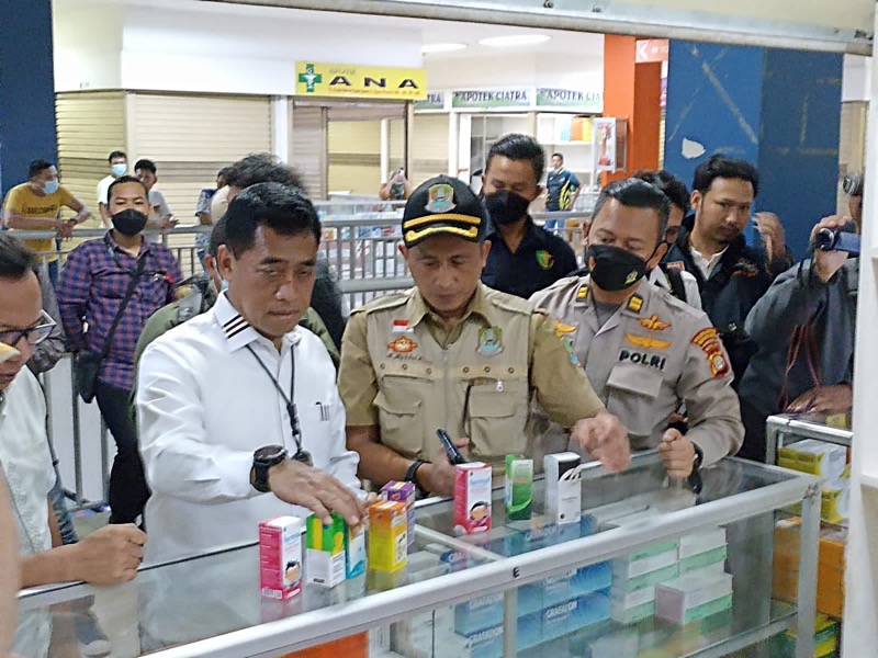 Polres Metro Bekasi Kota bersama dengan Dinas Kesehatan Kota Bekasi dan Ikatan Apoteker Indonesia (IAI) Kota Bekasi menggelar Inspeksi Mendadak (Sidak) obat-obatan jenis sirup di wilayah Jl. Ir Juanda, kecamatan Bekasi Timur, Senin (24/10/2022). Foto: istimewa.