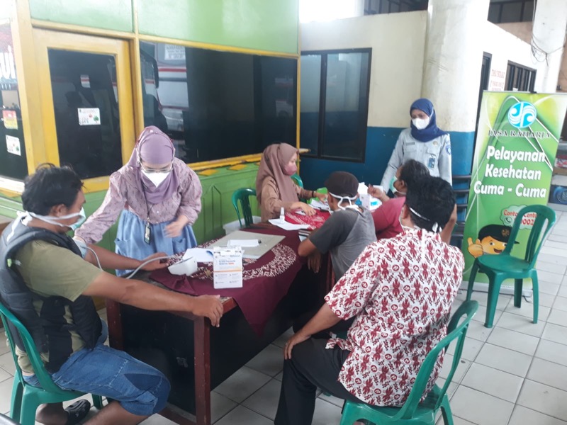 PT Jasa Raharja Perwakilan Bekasi rutin menggelar kegiatan pengobatan gratis di Terminal Kota Bekasi, Selasa (25/10/2022). Foto: istimewa.