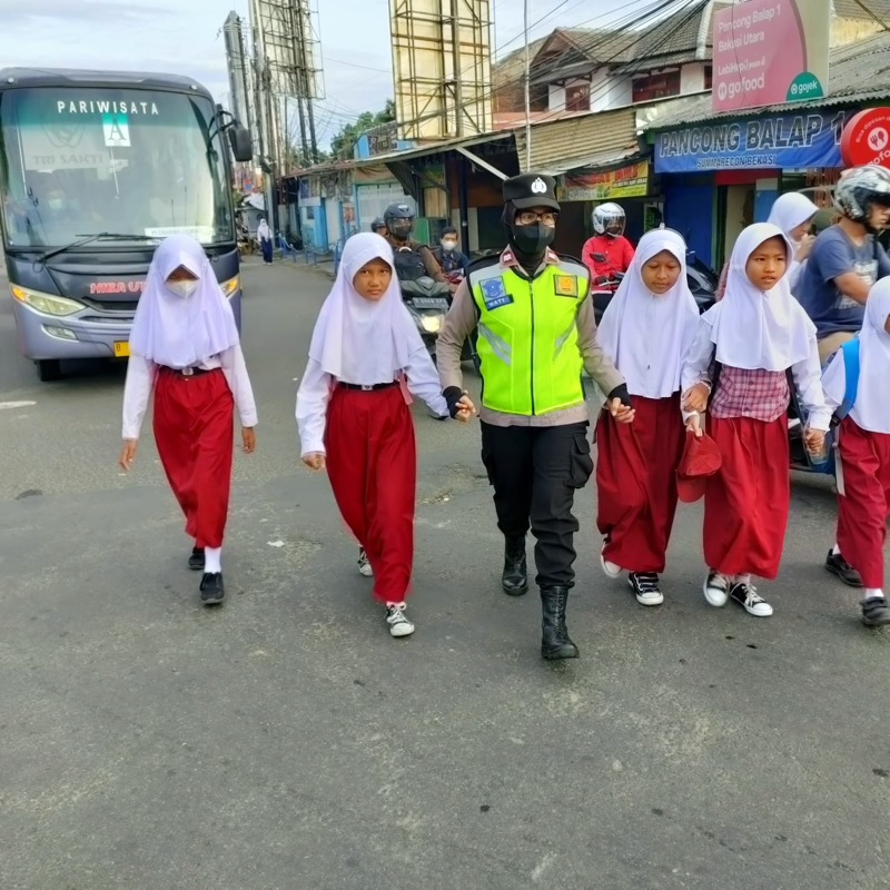 Polwan Polres Aiptu Kuwati Asih yang bertugas di Polsek Bekasi Timur, mendapatkan tugas membantu pengaturan lalu lintas di Sasak Papan, Bekasi Utara. Foto: istimewa.