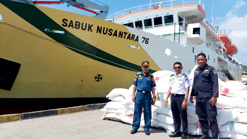 Kapal Perintis KM Sabuk Nusatara 76 di Banggai Laut
