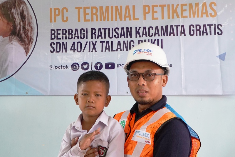 Perwakilan IPC TPK Jambi saat memberikan kacamata gratis