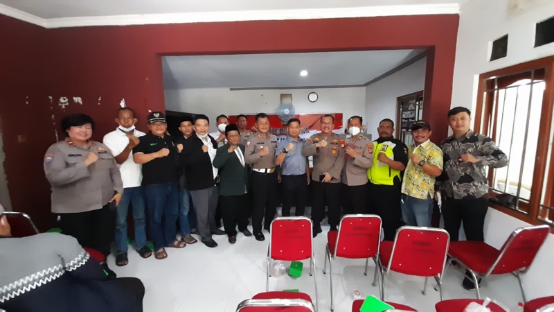 Kapolsek Bekasi Utara Kompol Arwan, bersama Kasatlantas Polres Metro Bekasi Kota AKBP Agung Pitoyo Putro melaksanakan kumpul bersama warga masyarakat di wilayah Bekasi Utara. Foto: istimewa.