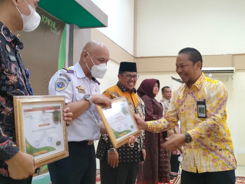 Kepala KSOP Tanjung Balai Karimun Jon Kenedi saat menerima penghargaan