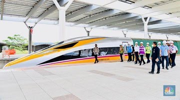 Foto: Presiden Joko Widodo (Jokowi) meninjau progres perkembangan pembangunan Kereta Api Cepat Jakarta-Bandung (KCJB) di Stasiun Tegal Luar, Kabupaten Bandung, Jawa Barat, Kamis (13/10/2022). (Laily Rachev - Biro Pers Sekretariat Presiden)