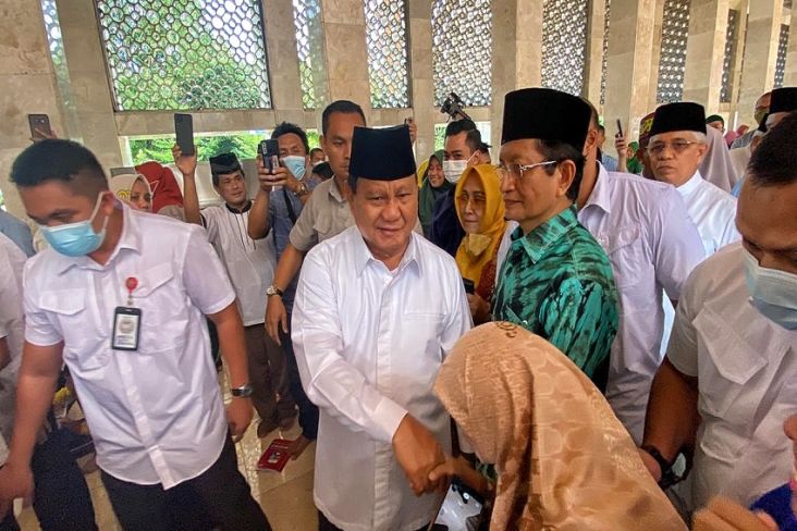Kedatangan Menteri Pertahanan Prabowo Subianto dalam acara milad ke-45 Badan Komunikasi Pemuda Remaja Masjid Indonesia (BKPRMI), Masjid Istiqlal, Jakarta disambut para peserta.