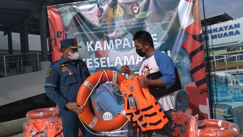 KSOP Muara Angke berikan peralatan keselamatan pelayaran kepada awak kapa di Dermaga Kali Adem, Pelabuhan Muara Angke (Foto:BeritaTrans.com/ahmad) 