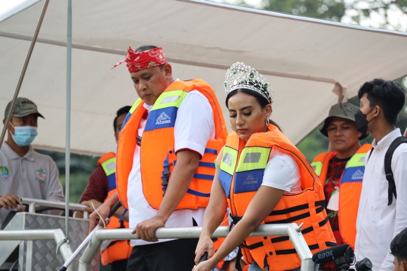 Plt Wali Kota Bekasi Tri Adhianto bersama Karina Basrewan Miss Earth Indonesia 2022. Foto: istimewa.