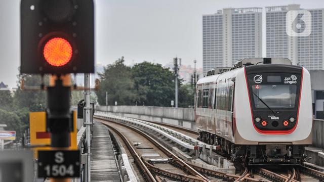 Light Rail Transit (LRT) Jakarta melintas di Stasiun Velodrome, Rawamangun.