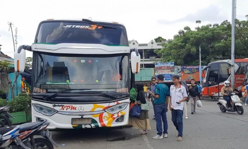 Penumpang menaiki bus yang akan siap berangkat dari Terminal Bekasi pada Senin (31/10/2022).
