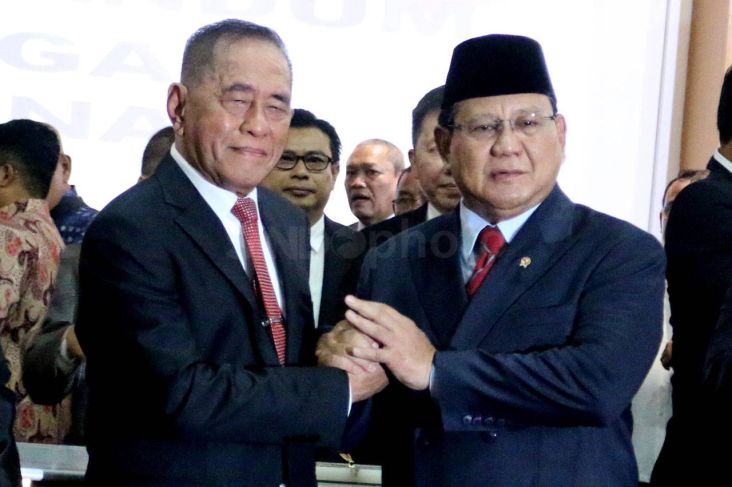 Menteri Pertahanan Prabowo Subianto dan mantan Menteri Pertahanan Ryamizard Ryacudu mengikuti acara serah terima jabatan (sertijab) di kantor Kementerian Pertahanan, Jakarta, Kamis (24/10/2019. 