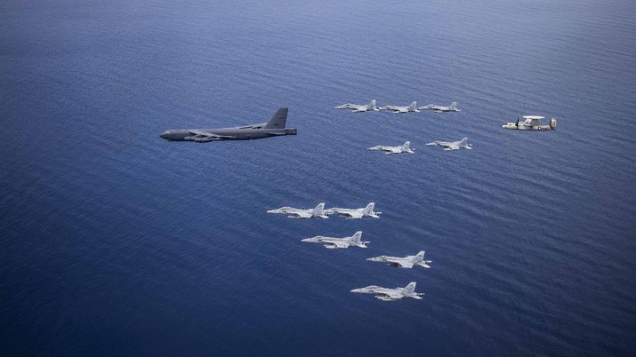Pesawat Nimitz Carrier Strike Force dan B-52 Bomber di Laut Cina Selatan. 
