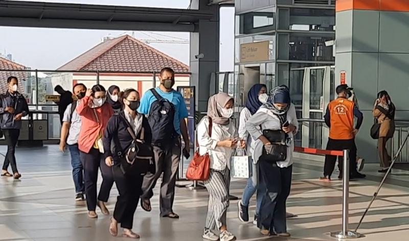 Penumpang hendak melakukan tap tiket di Stasiun Bekasi, Senin (31/10/2022).