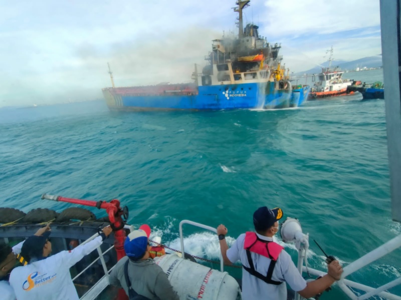 Tim KSOP Banten bantu pemadaman dan evakuasi kapal terbakar