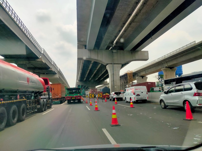 Ada perbaikan jalan di bawah Tol layang MBZ, kendaraan merayap di Tol Bekasi Barat, Selasa (1/11/2022). Foto: Ani/BeritaTrans.com.