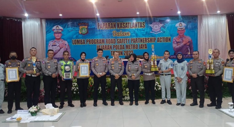 Jajaran Satlantas Polres Metro Bekasi Kota mengukir prestasi dengan berhasil meraih juara pertama dalam lomba RSPA (Road Safety Partnership Action) 2022 yang diselenggarakan oleh Subdit Kamsel Ditlantas Polda Metro Jaya. Foto: istimewa.