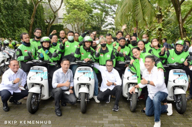 Menhub bersama pengemudi motor listrik di Bali (dok)