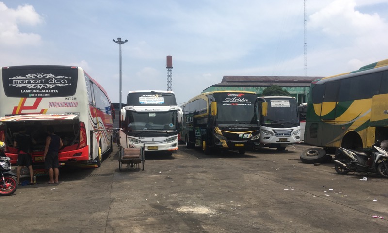 Bus lintas Sumatera di Terminal Bekasi. Foto: BeritaTrans.com.