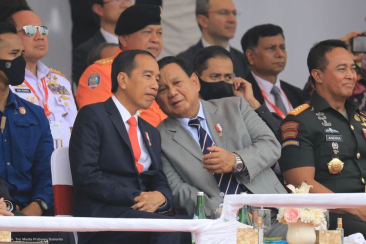 Presiden Jokowi berbincang dengan Menhan Prabowo Subianto saat pembukaan Indo Defence 2022 Forum and Expo di Jiexpo Kemayoran, Jakarta, Rabu (2/11/2022).