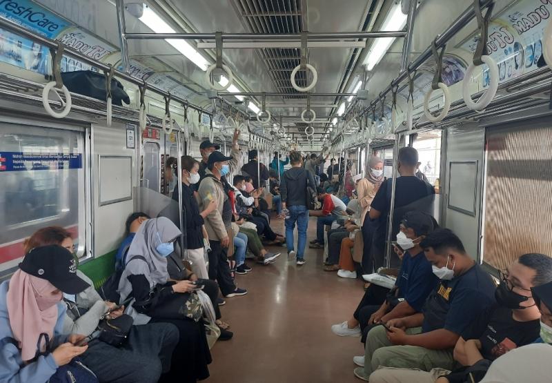 Suasana di Rangkaian KRL di Stasiun Transit Manggarai ke arah Jakarta Kota pada Rabu (2/11/2022).