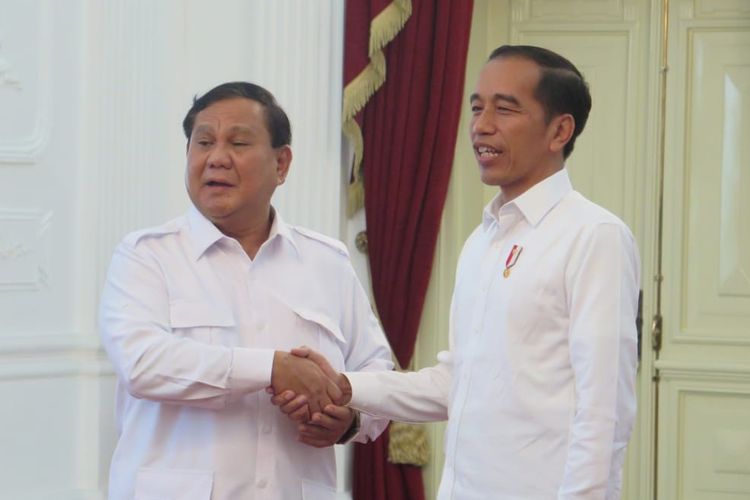 Presiden Jokowi dan Menhan Prabowo Subianto akrab. 