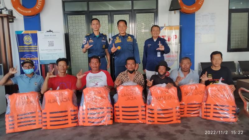 KSOP Muara Angke bagikan lifejacket kepada nelayan (foto:BeritaTrans.com/ahmad)
