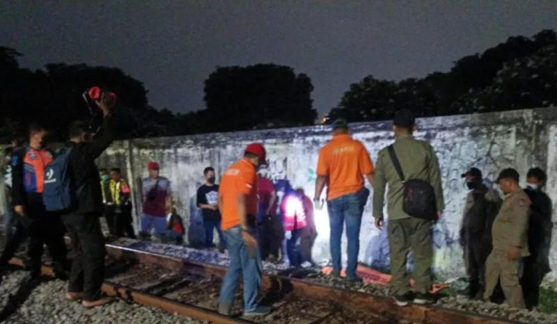 Evakuasi jenazah anak tertabrak kereta api di perlintasan Margorukun Surabaya pada Selasa (1/11/2022) malam. Foto: Command Center Surabaya