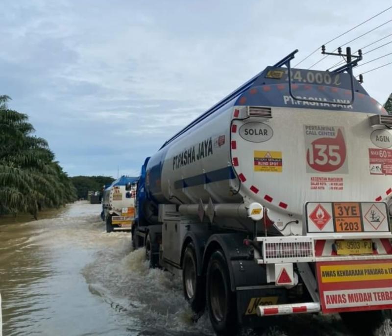 Banjir genangi jalan lintas Medan-Aceh di Aceh Tamiang hingga Kamis (3/11/2022).