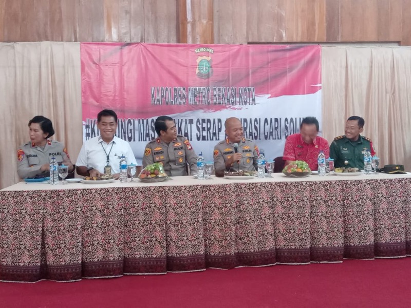 Serap Aspirasi Cari Solusi, Kapolrestro Bekasi Kota Menjawab Keluhan Warga Medan Satria. Foto: istimewa.