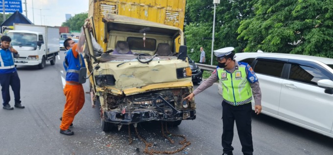 Kondisi bodi depan truk bok ringsek usai menabrak bodi belakang bus. (Ist)