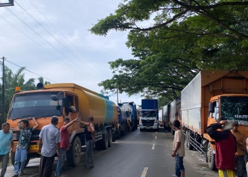 Sejumlah kendaraan terjebak banjir di jalan lintas Banda Aceh-Medan tepatnya di Alur Gantung, Aceh Tamiang, Sabtu (5/11/2022).